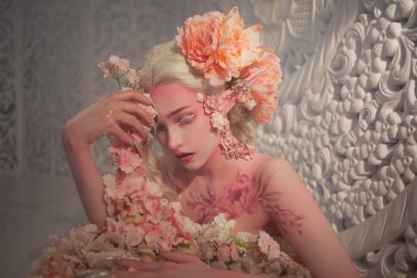 Genç güzel kız elf. Yaratıcı makyaj ve bodyart