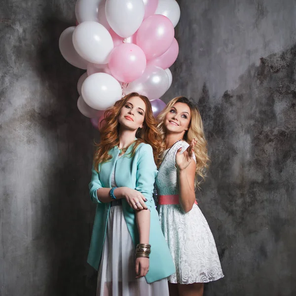Blondynki i rude. Dwie młode urocze dziewczyny na imprezie. Szczęśliwa i wesoła dziewczyna z balonów. — Zdjęcie stockowe