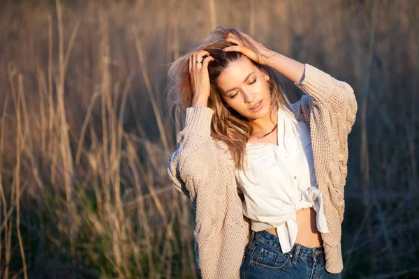 Linda chica encantadora en verano en el campo. Mujer joven es feliz y se siente libre al aire libre —  Fotos de Stock