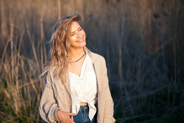 Söt charmig tjej på sommaren i fältet. Ung kvinna är nöjd och känns gratis utomhus — Stockfoto