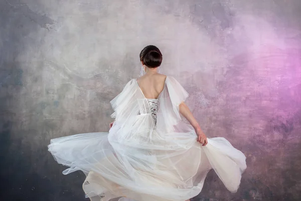 Vista posteriore di una giovane sposa bruna elegante con un'acconciatura elegante . — Foto Stock