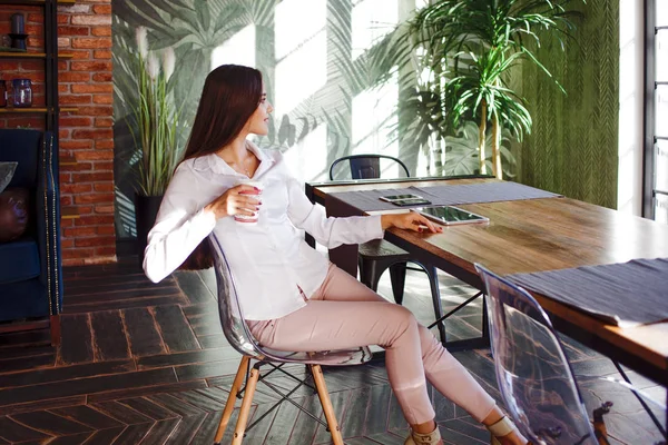 Framgångsrik ung kvinna i bekväma loft stil office. — Stockfoto