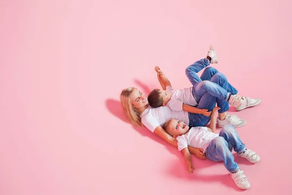 Mãe feliz com dois filhos felizes. Jovem e dois meninos. Família feliz — Fotografia de Stock