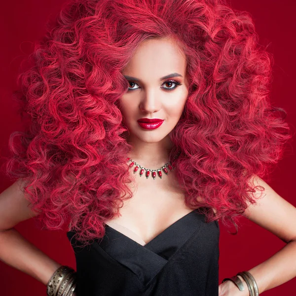 Όμορφη νεαρή γυναίκα με τα κόκκινα μαλλιά. Φωτεινό μακιγιάζ και χτένισμα — Φωτογραφία Αρχείου