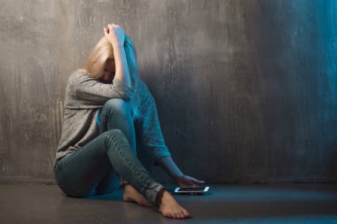 Yardım hattı, psikolojik yardım. Bir telefonla onun elinde bir köşede oturan genç kadın acı