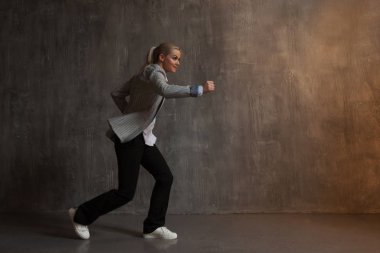 Genç kadın takım elbise ve spor ayakkabı. Runner's poz, bir uzun mesafe koşmaya hazır