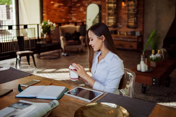 Junge schöne Frau arbeitet in einem stilvollen Büro im Loft-Stil — Stockfoto