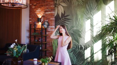 Çalışan genç güzel kadın. Güzel genç kız onun iş projesi yapıyor.