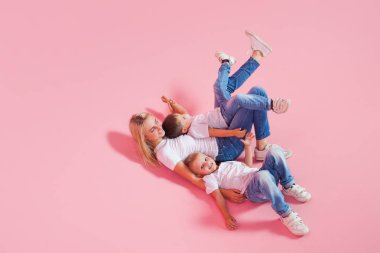 İki mutlu oğlu ile güzel sarışın anne. Genç bir kadın ve iki bebek çocuklar