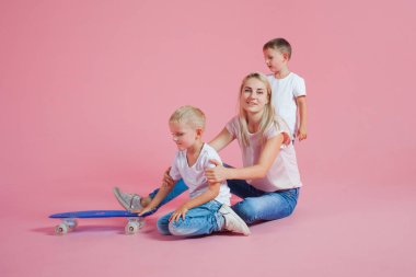 İki mutlu oğlu ile güzel sarışın anne. Genç bir kadın ve iki bebek çocuklar