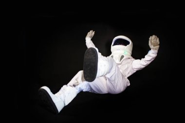 Astronot uzayda, sıfır yerçekimi siyah arka plan üzerine.