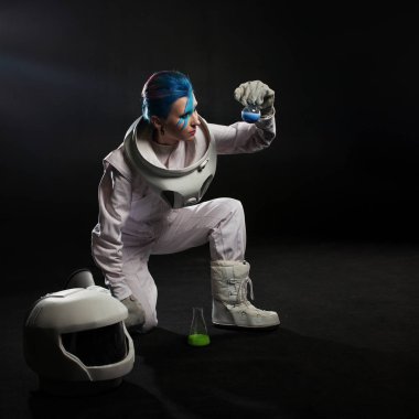 Siyah bir arka plan yüz sanat uzay giysisi içinde olan bir genç kadın astronot.