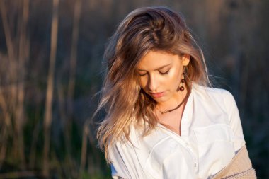 Alanındaki sevimli sevimli kız yaz aylarında. Genç kadın mutlu ve açık havada hissediyorum ücretsiz