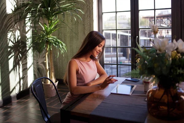 Erfolgreiche junge Frau im bequemen Büro im Loft-Stil. — Stockfoto