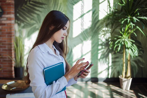 Jeune belle femme travaillant dans un bureau élégant dans le style loft — Photo