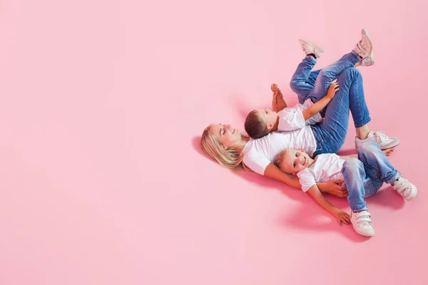 Madre feliz con dos hijos felices. Mujer joven y dos niños pequeños. Familia feliz — Foto de Stock