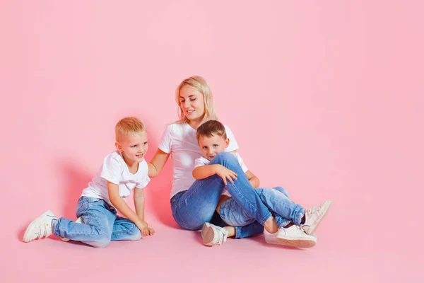 Linda mãe loira com dois filhos felizes. Jovem e dois meninos — Fotografia de Stock