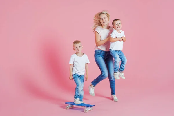 Hermosa madre rubia con dos hijos felices. Mujer joven y dos niños — Foto de Stock