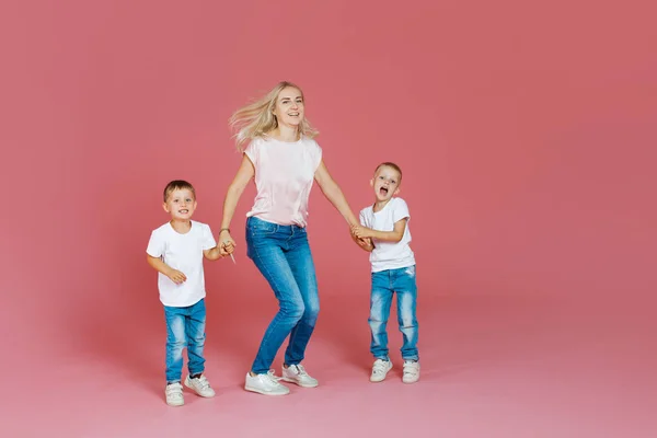 Hermosa madre rubia con dos hijos felices. Mujer joven y dos niños — Foto de Stock