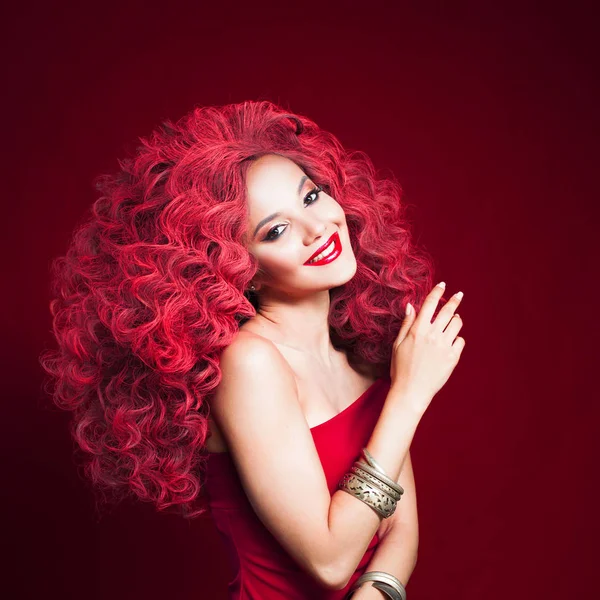 総赤スタイルで笑顔の若い女性。巻き毛の赤い髪の少女の肖像画 — ストック写真