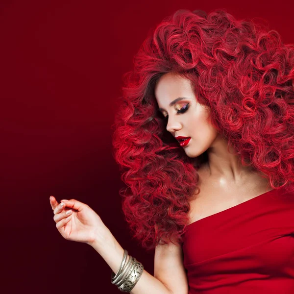 Retrato de bela jovem com cabelo vermelho no fundo vermelho — Fotografia de Stock