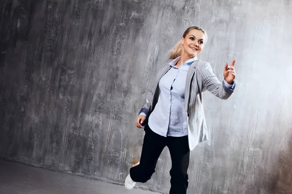 Jovem mulher de fato de negócios e ténis. pose de corredor, pronto para correr uma longa distância — Fotografia de Stock