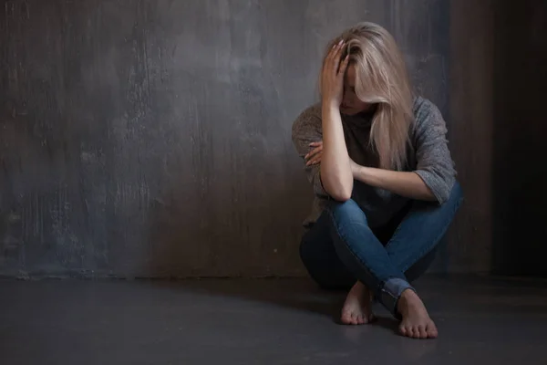 Ruh sağlığı. Genç kadın yerde yatarken