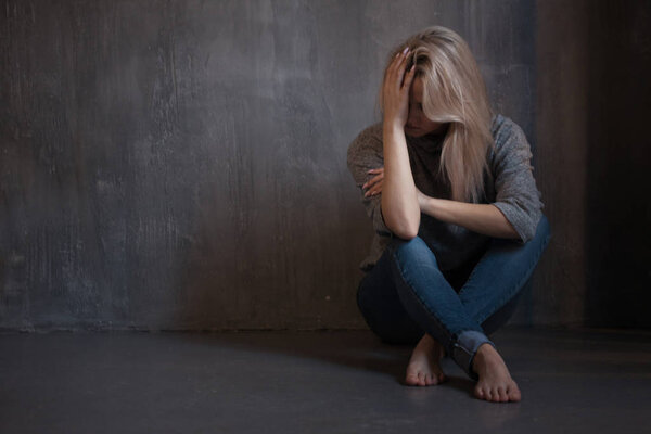 Психическое здоровье. Молодая женщина лежит на полу
