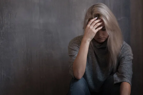 Salud mental. Mujer joven tendida en el suelo —  Fotos de Stock