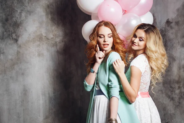 Loira e ruiva. Duas jovens namoradas encantadoras na festa. Menina feliz e alegre com balões . — Fotografia de Stock