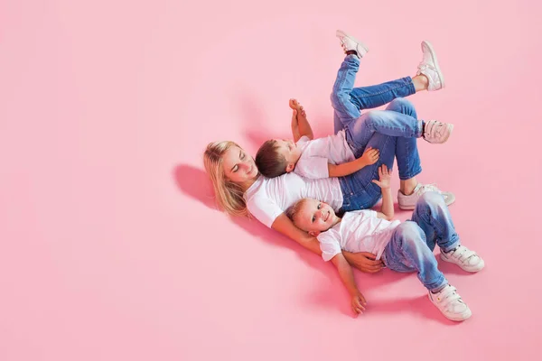 Madre feliz con dos hijos felices. Mujer joven y dos niños — Foto de Stock