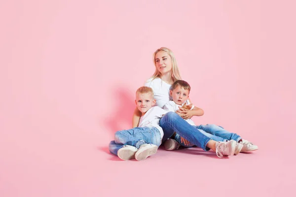 Madre feliz con dos hijos felices. Mujer joven y dos niños — Foto de Stock