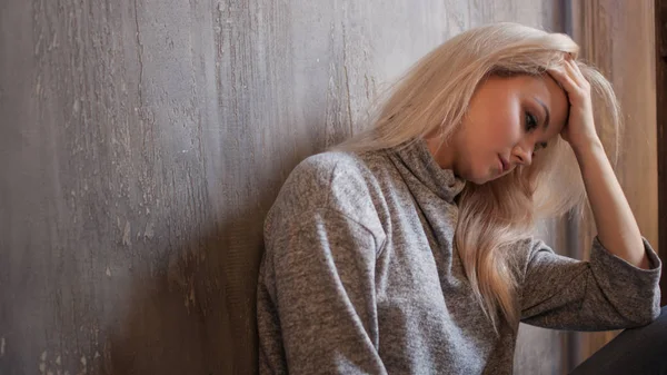 Καταθλιπτική γυναίκα. ξανθό κορίτσι που κάθεται στο πάτωμα, θλίψη και κατάθλιψη — Φωτογραφία Αρχείου