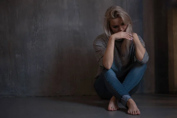 Salud mental. Mujer joven tendida en el suelo —  Fotos de Stock
