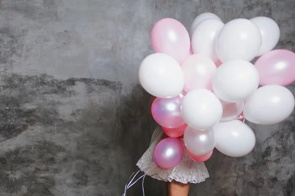 Cachez-vous derrière un tas de ballons. Fille et beaucoup de ballons roses — Photo