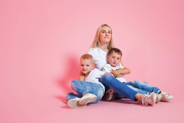 İki mutlu oğlu ile güzel sarışın anne. Genç bir kadın ve iki bebek çocuklar