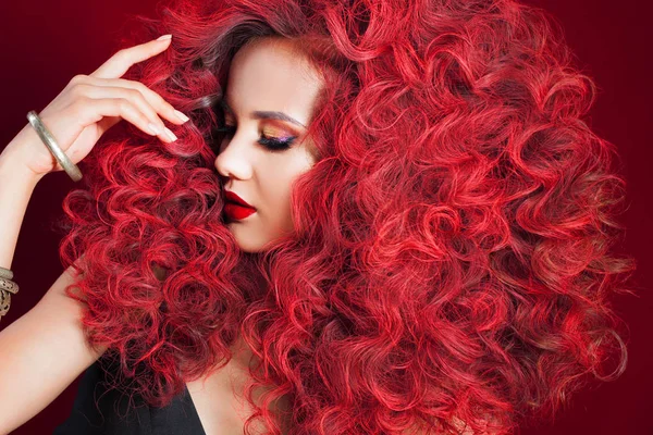 Schöne junge Frau mit roten Haaren. helles Make-up und Frisur — Stockfoto