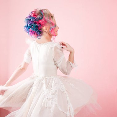 Renkli saçlı güzel genç kadın. Şık saç modeli, gayri resmi stil.