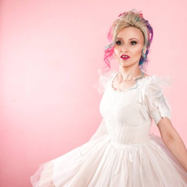 Renkli saçlı güzel genç kadın. Şık saç modeli, gayri resmi stil.