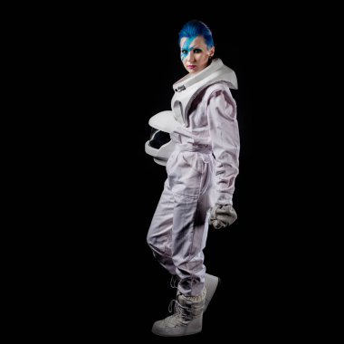 Siyah bir arka plan yüz sanat uzay giysisi içinde olan bir genç kadın astronot.