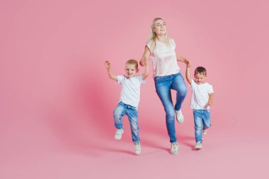 İki mutlu oğlu ile güzel sarışın anne. Genç bir kadın ve iki bebek çocuklar