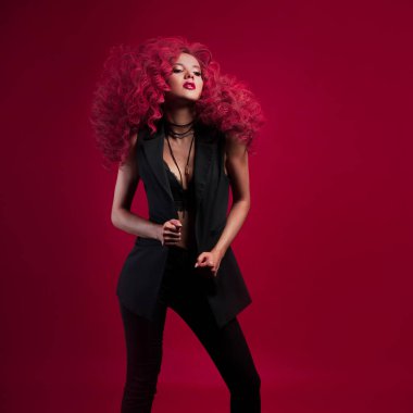 İnanılmaz gür saçlı kız Vay. Kızıl saçlı güzel genç kadın portresi