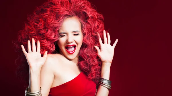 Vacker ung kvinna med rött hår. Ljusa smink och frisyr — Stockfoto