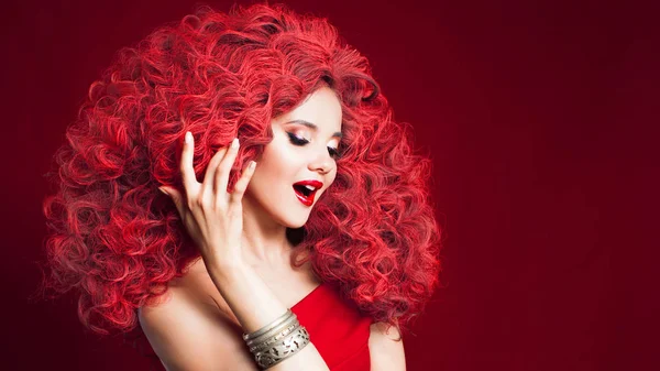 総赤スタイルで笑顔の若い女性。巻き毛の赤い髪の少女の肖像画 — ストック写真
