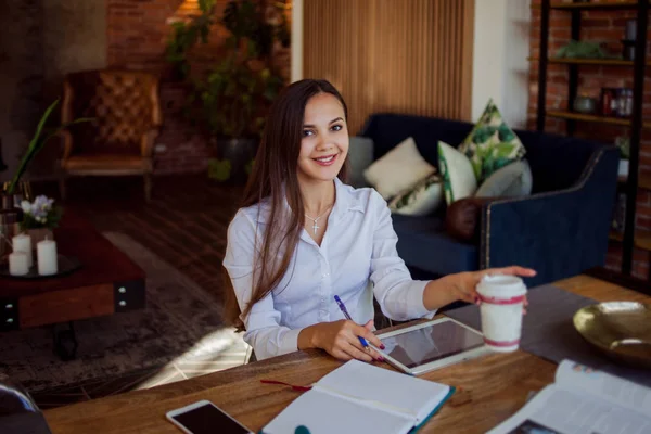 Jeune belle femme travaillant dans un bureau élégant dans le style loft — Photo