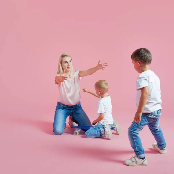 Linda mãe loira com dois filhos. Jovem e dois meninos — Fotografia de Stock