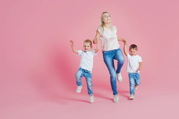 Hermosa madre rubia con dos hijos felices. Mujer joven y dos niños — Foto de Stock