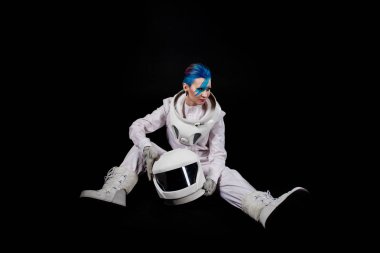 Siyah bir arka plan yüz sanat uzay giysisi içinde olan bir genç kadın astronot.