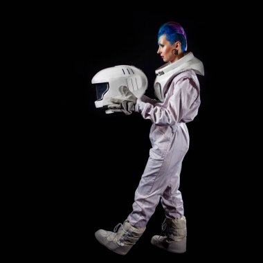 Siyah bir arka plan yüz sanat uzay giysisi içinde olan bir genç kadın astronot.