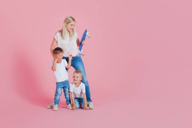 İki mutlu oğlu ile güzel sarışın anne. Genç bir kadın ve iki bebek çocuklar